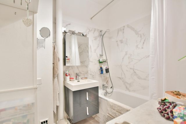 Afficher la photo en grand Appartement F1 à vendre - 1 pièce - 40.42 m2 - PARIS - 75013 - ILE-DE-FRANCE - Century 21 Arago - Les Gobelins